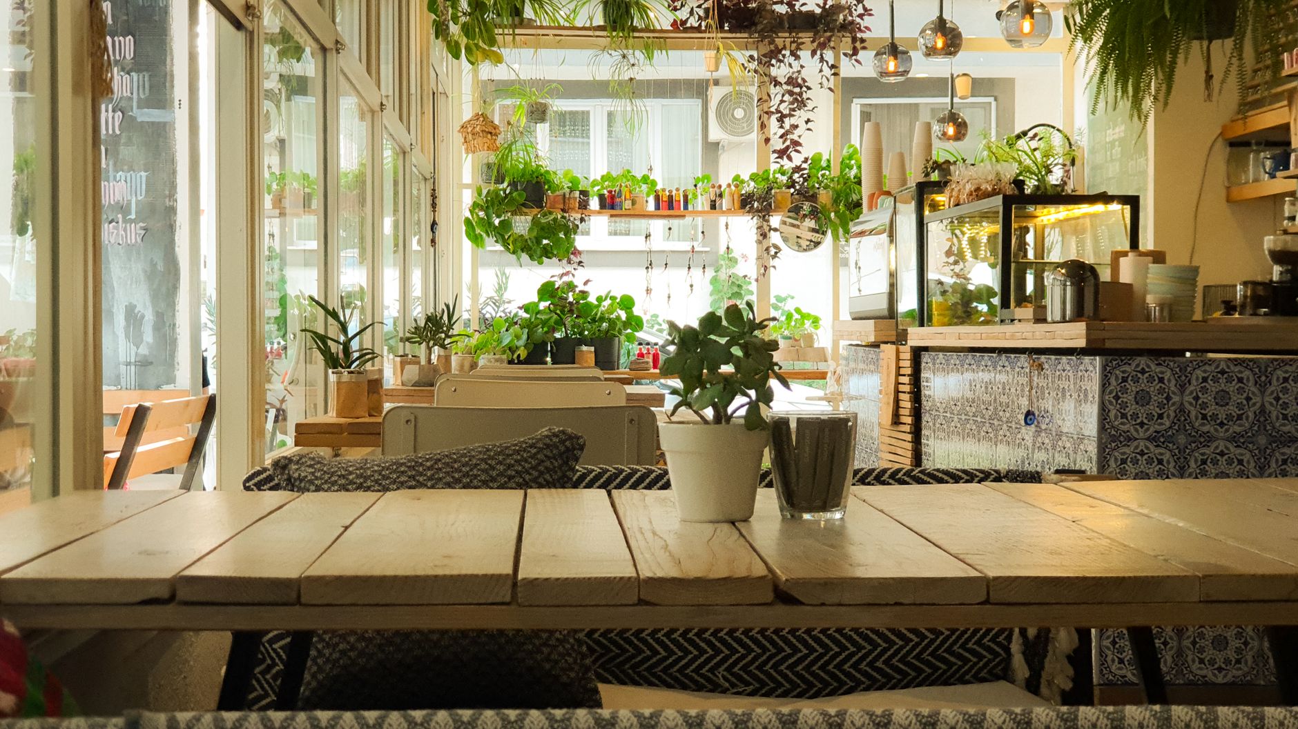 Cafeindendørs med borde og dagslys fra vinduerne